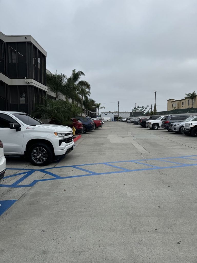 Comfort Inn Seaworld San Deigo picture of parking with carss in the lot